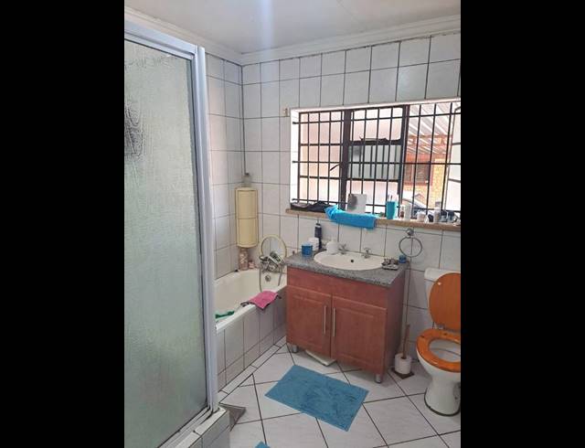 4 BEDROOM HOUSE FOR SALE IN KEMPTON PARK